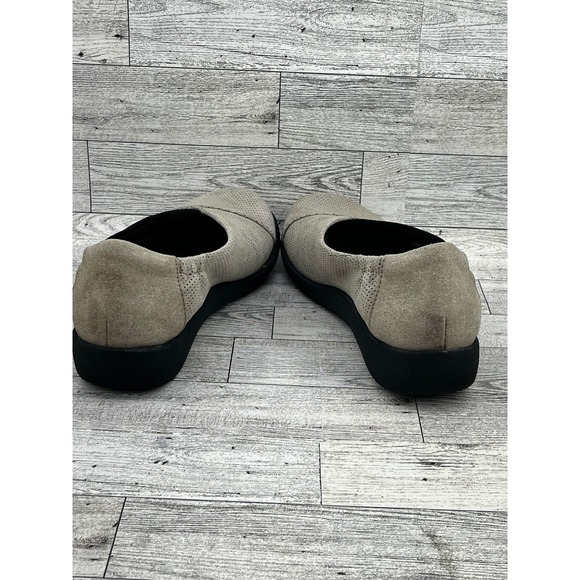 Clarks Cloudsteppers Beige Perforated Slip On Flats Women's Size 6 Comfort Shoes - Picture 6 of 10